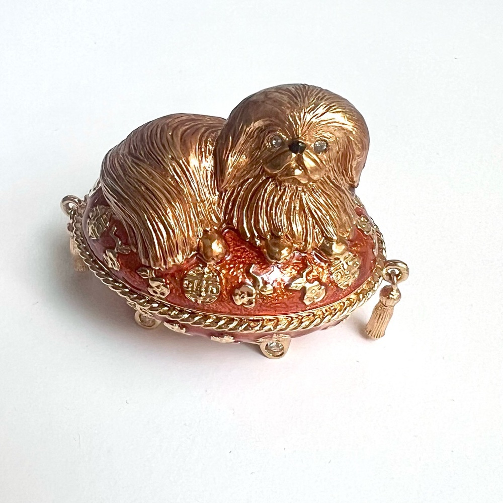 ESTEE LAUDER Compact Pampered Pekinese Dog